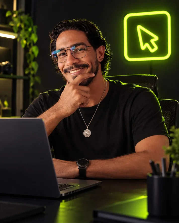 גלעד, המייסד של klik studio, בסטודיו בטבריה